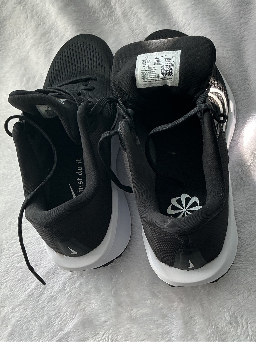 Nike Women's Black and White Athletic Running Shoes